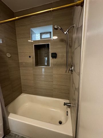 7031 N Sheridan Road 2E, Chicago, IL 60626