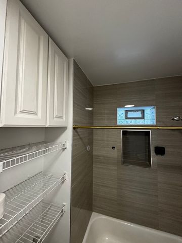 7031 N Sheridan Road 2E, Chicago, IL 60626