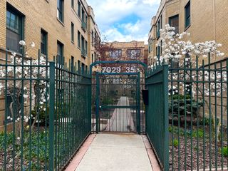 7031 N Sheridan Road 2E, Chicago, IL 60626
