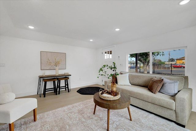 5620 Arboga Rd, Olivehurst, CA 95961