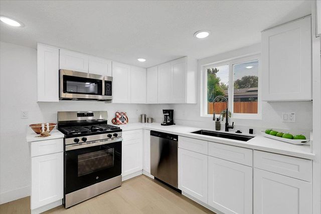 5620 Arboga Rd, Olivehurst, CA 95961