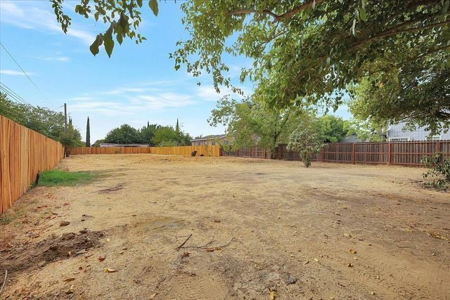 5620 Arboga Rd, Olivehurst, CA 95961