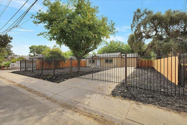 5620 Arboga Rd, Olivehurst, CA 95961