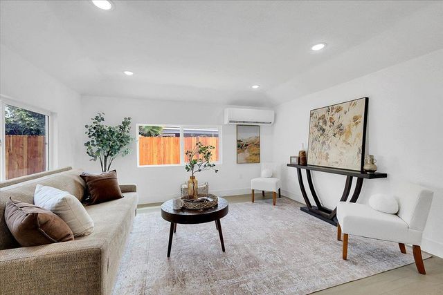 5620 Arboga Rd, Olivehurst, CA 95961