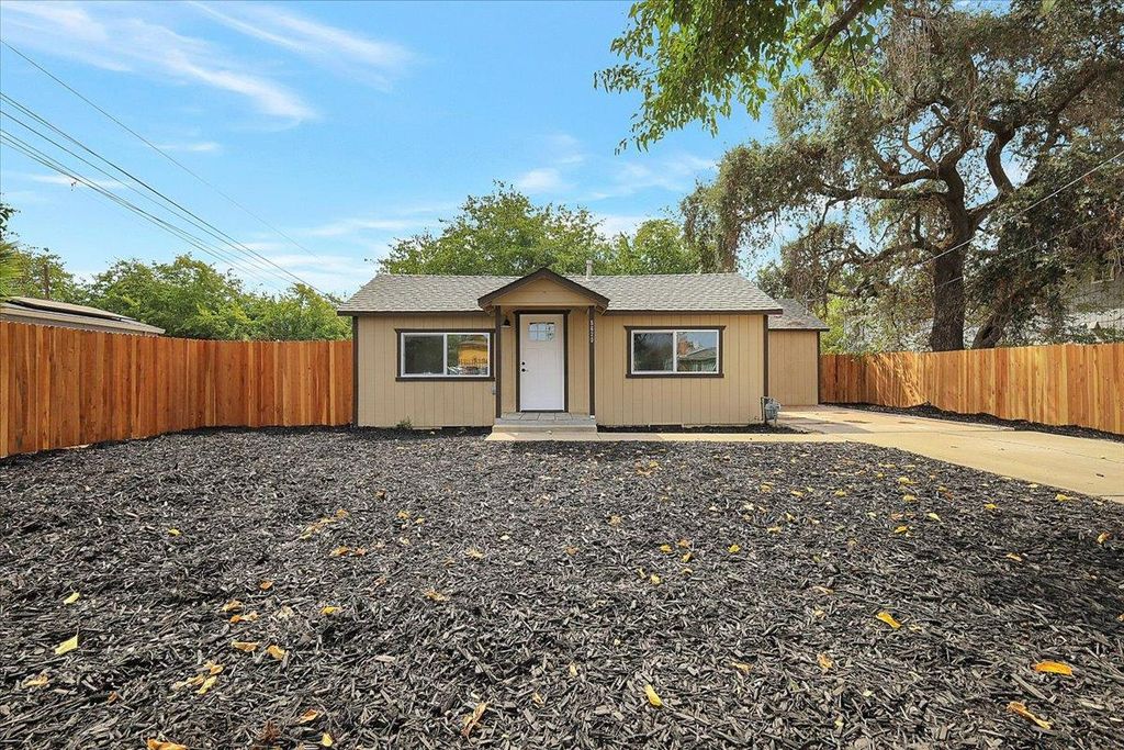 5620 Arboga Rd, Olivehurst, CA 95961