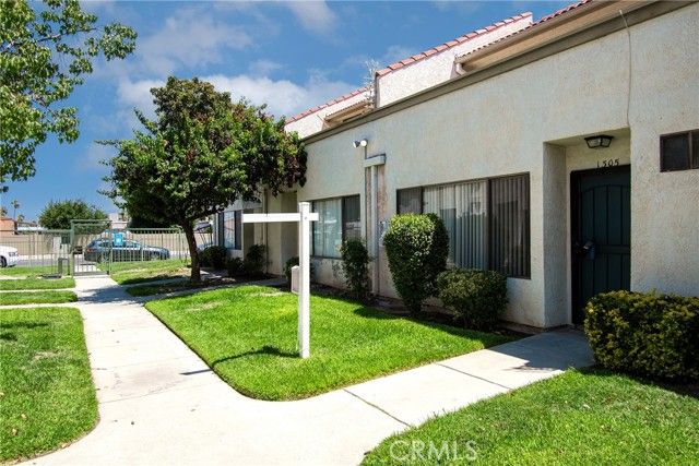 1305 W Latham Avenue 1305, Hemet, CA 92543