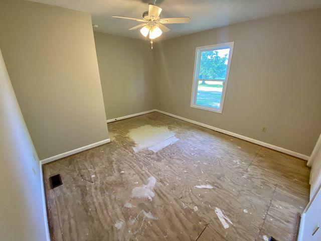 1009 Due West Cir, Lafayette, TN 37083