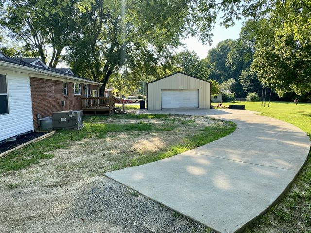 1009 Due West Cir, Lafayette, TN 37083