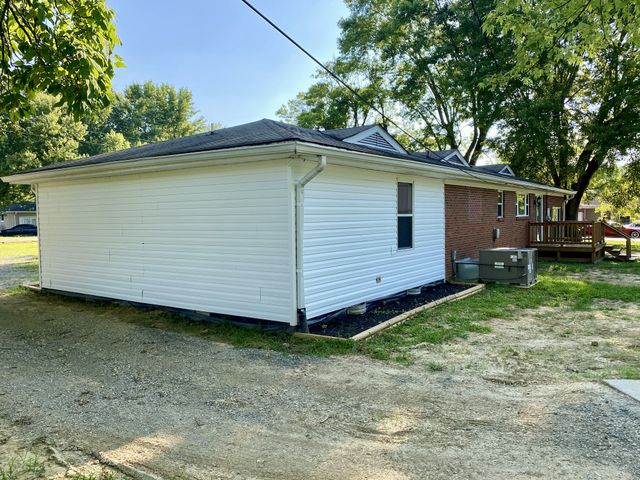 1009 Due West Cir, Lafayette, TN 37083