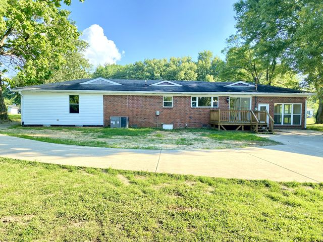1009 Due West Cir, Lafayette, TN 37083