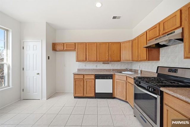 1194 Chedworth Circle, Mahwah, NJ 07430