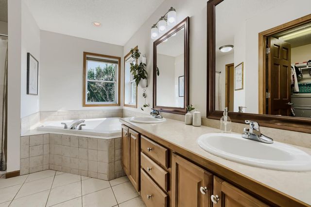 1034 Windmill Creek N, Waconia, MN 55387
