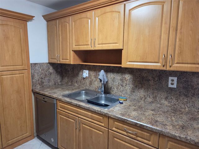 405 SW 79th Ter, North Lauderdale, FL 33068