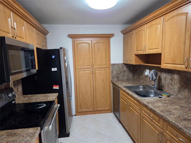 405 SW 79th Ter, North Lauderdale, FL 33068