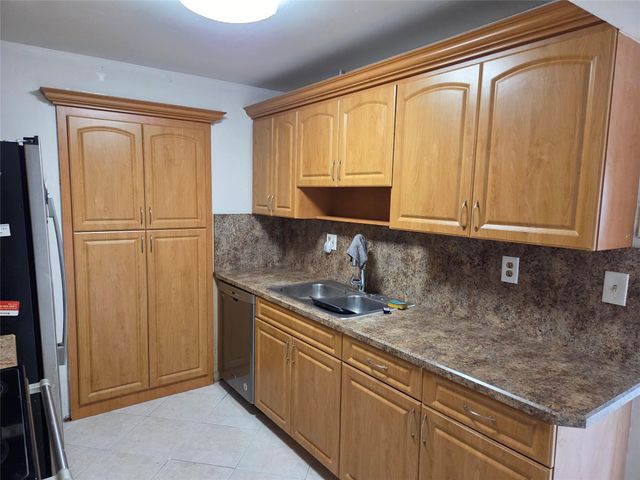 405 SW 79th Ter, North Lauderdale, FL 33068