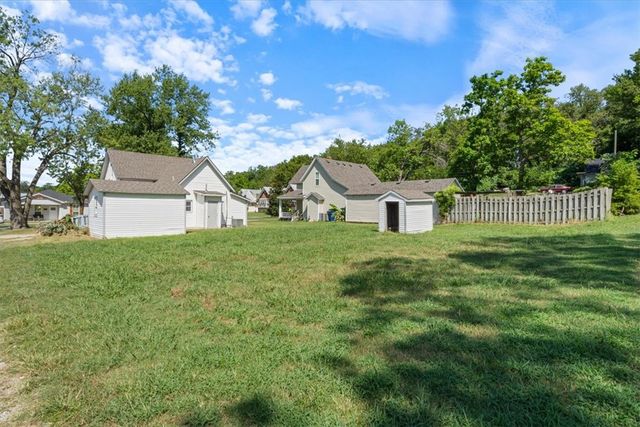 411 N Maple Street, Siloam Springs, AR 72761