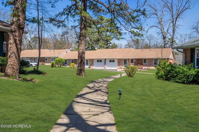 500B Thornbury Court B, Lakewood, NJ 08701
