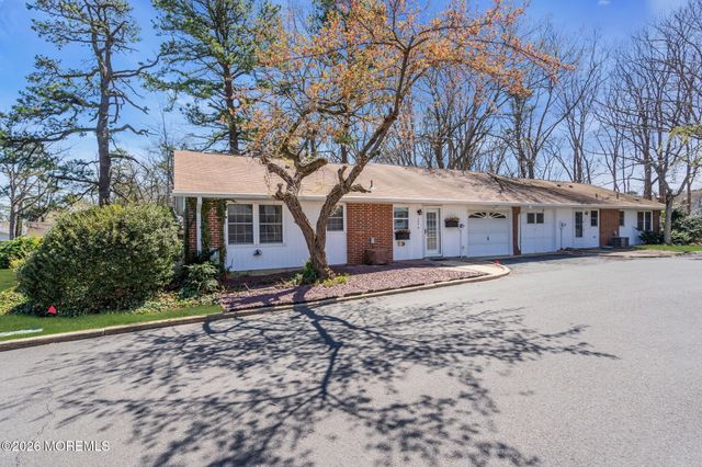 500B Thornbury Court B, Lakewood, NJ 08701