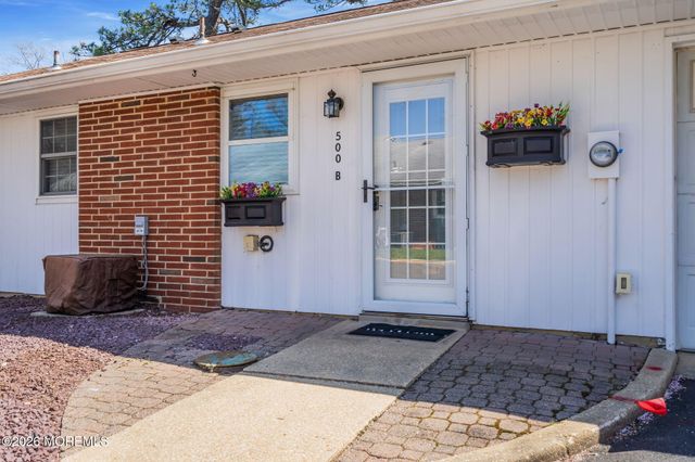 500B Thornbury Court B, Lakewood, NJ 08701