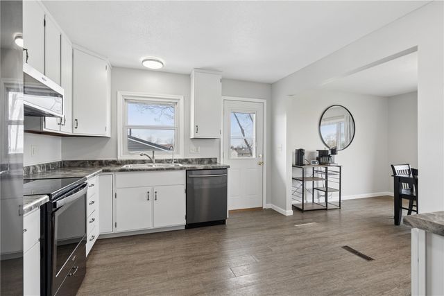 6016 Sharon Ln NW, Cedar Rapids, IA 52405