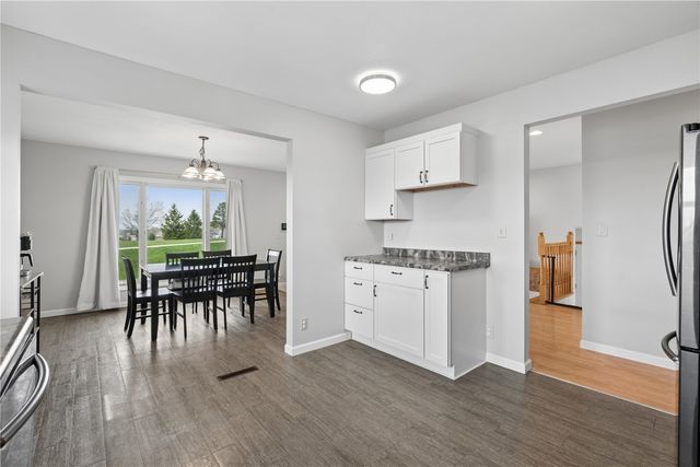 6016 Sharon Ln NW, Cedar Rapids, IA 52405