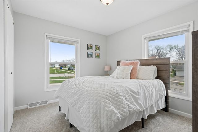 6016 Sharon Ln NW, Cedar Rapids, IA 52405