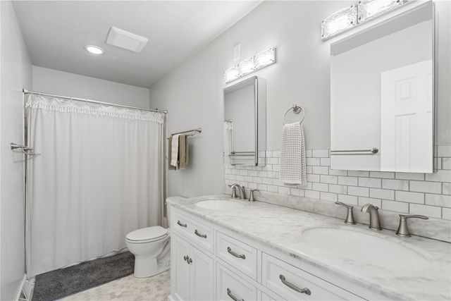 6016 Sharon Ln NW, Cedar Rapids, IA 52405