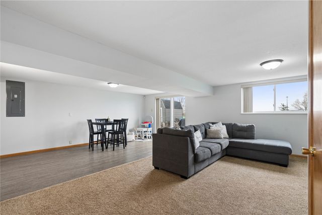 6016 Sharon Ln NW, Cedar Rapids, IA 52405