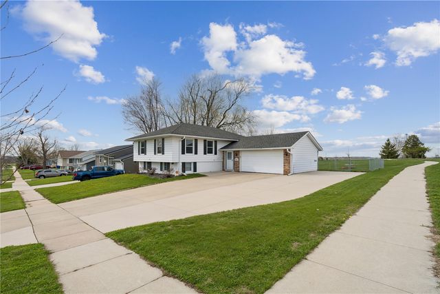 6016 Sharon Ln NW, Cedar Rapids, IA 52405