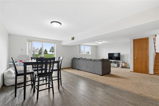 6016 Sharon Ln NW, Cedar Rapids, IA 52405