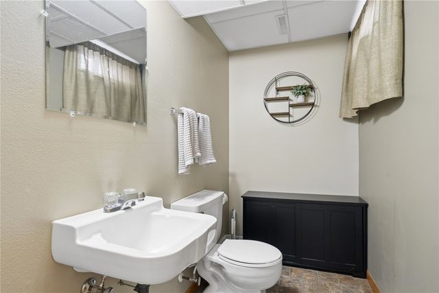 6016 Sharon Ln NW, Cedar Rapids, IA 52405