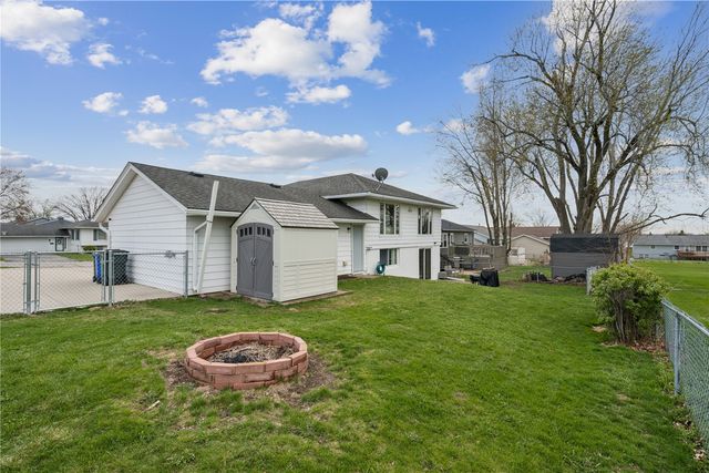 6016 Sharon Ln NW, Cedar Rapids, IA 52405