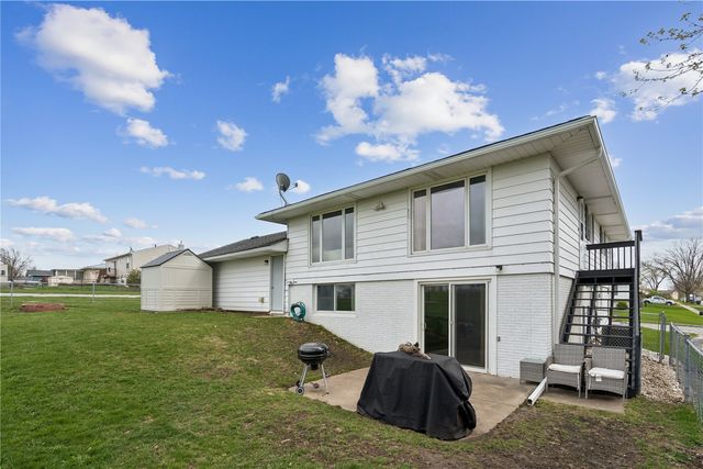 6016 Sharon Ln NW, Cedar Rapids, IA 52405