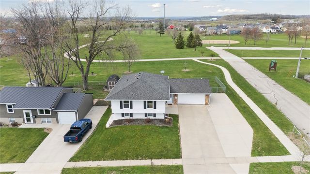 6016 Sharon Ln NW, Cedar Rapids, IA 52405