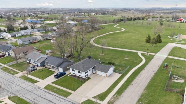 6016 Sharon Ln NW, Cedar Rapids, IA 52405