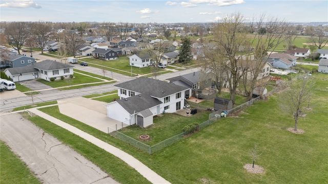 6016 Sharon Ln NW, Cedar Rapids, IA 52405