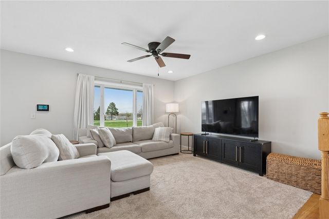 6016 Sharon Ln NW, Cedar Rapids, IA 52405