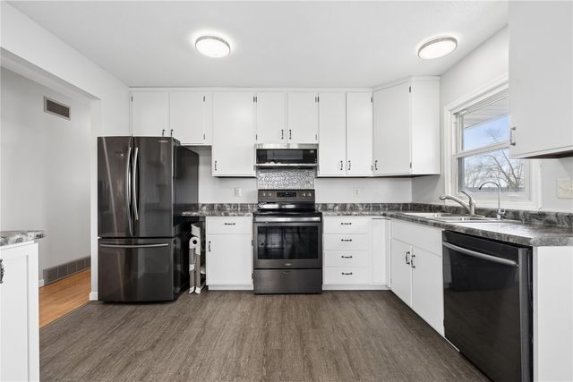 6016 Sharon Ln NW, Cedar Rapids, IA 52405