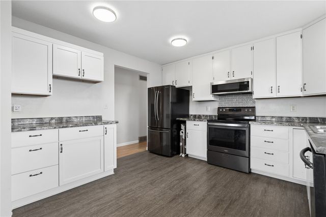 6016 Sharon Ln NW, Cedar Rapids, IA 52405