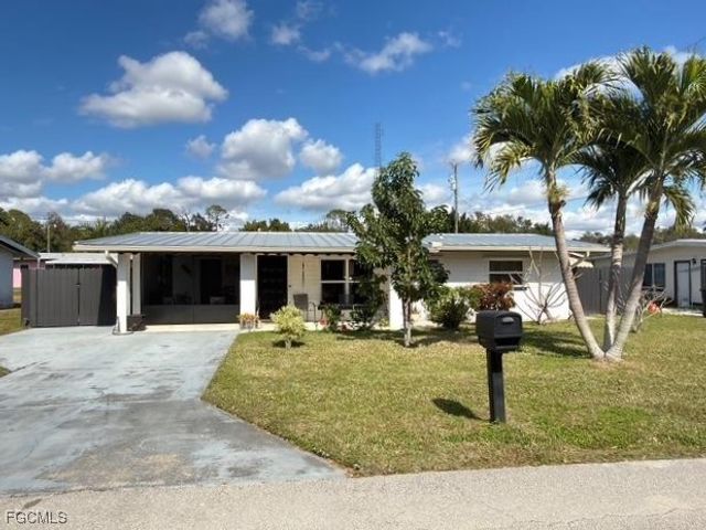 40 Victoria DR, North Fort Myers, FL 33917