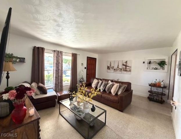 40 Victoria DR, North Fort Myers, FL 33917