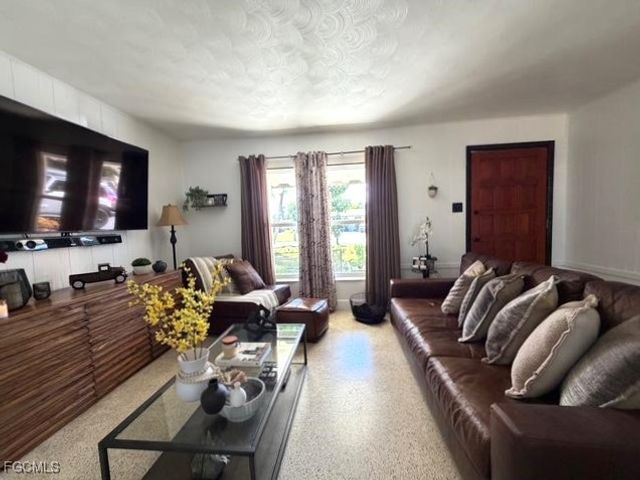 40 Victoria DR, North Fort Myers, FL 33917