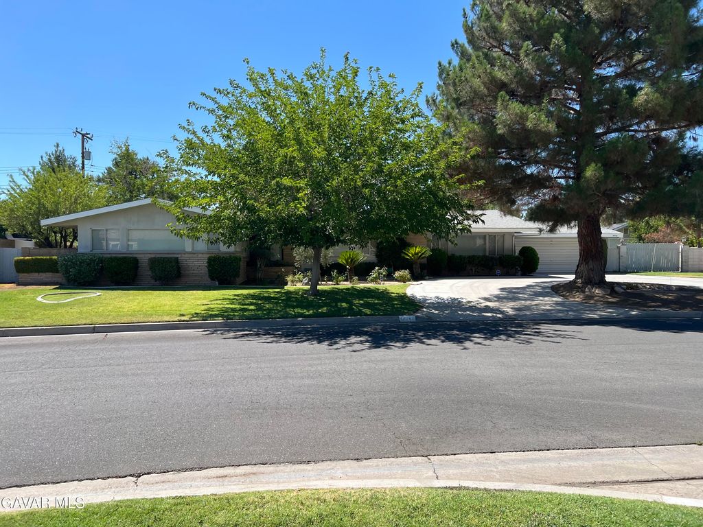 44705 Lowtree Avenue, Lancaster, CA 93534