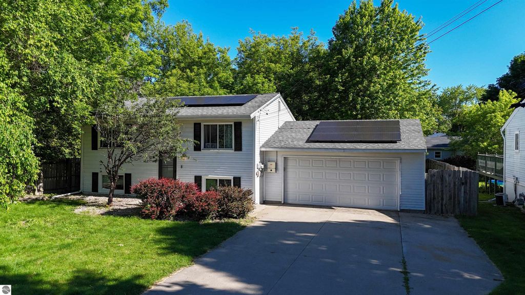 Image 1 of property listing at 1712 Elm Street, Mt Pleasant, MI 48858