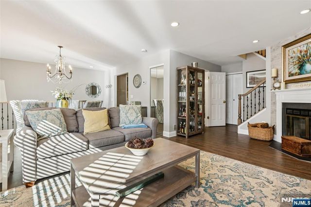 689 Plum Terrace, Mahwah, NJ 07430