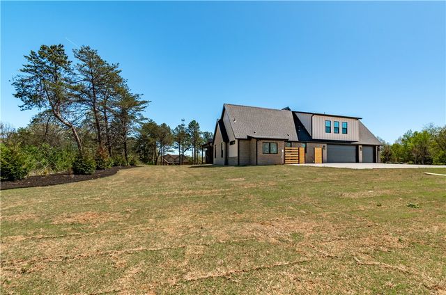 2531 N Oakland Zion Road, Fayetteville, AR 72703