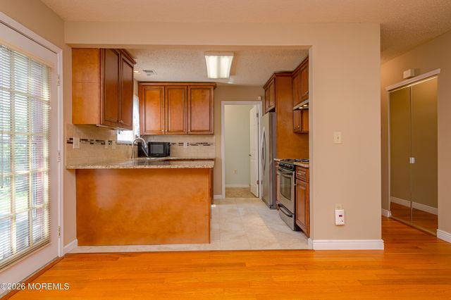 60 Glenn Oaks Court, Old Bridge, NJ 08857