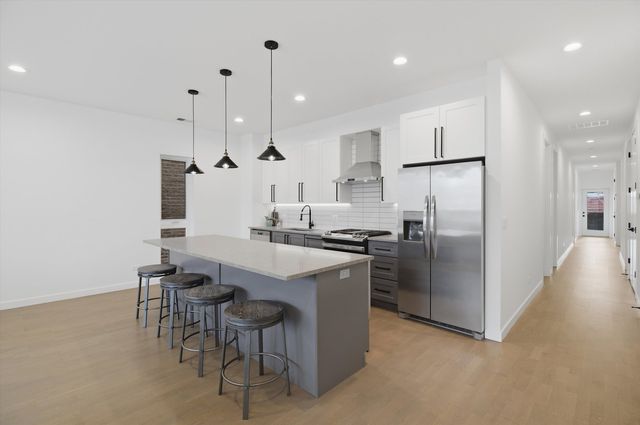 5824 N Lincoln Avenue 2S, Chicago, IL 60659