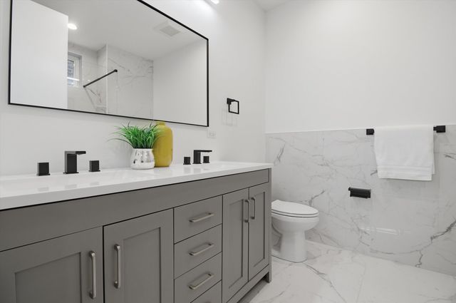 5824 N Lincoln Avenue 2S, Chicago, IL 60659