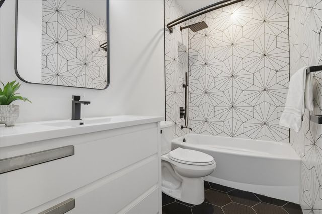 5824 N Lincoln Avenue 2S, Chicago, IL 60659